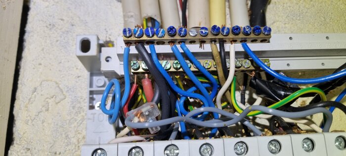 Elskåp med flera färgade kablar och anslutningar i en fjällstuga från 60-talet.