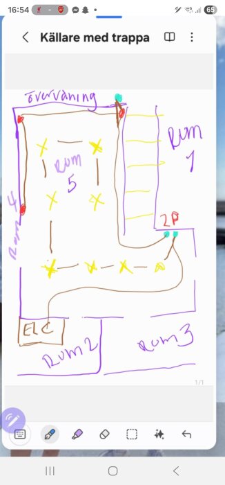 Handritad skiss av en källare med flera rum, trappor och markeringar. Rum numrerade 1 till 5, elektrisk central markerad som "ELC".