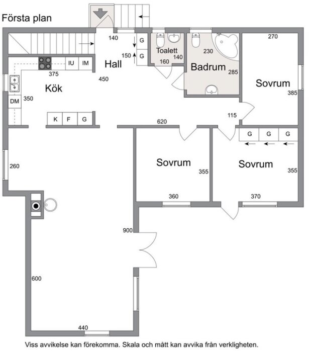 Planlösning av första våningen med kök, hall, badrum, toalett och tre sovrum. Dörrar och mått är markerade, inkl. trappa till ovanvåningen.