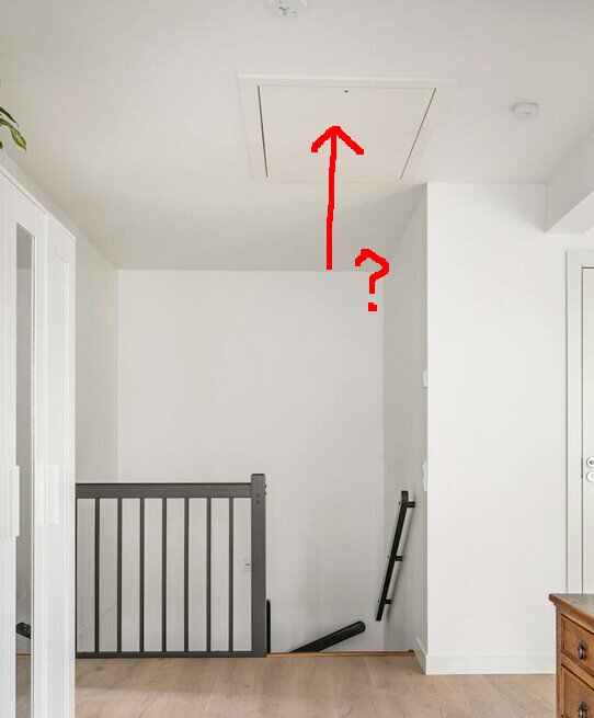 En vit vindslucka i taket med en röd pil och ett frågetecken ritade för hand.