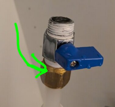 Vatette kopplingsset med en kulventil, blått spakhandtag, och gängad koppling, markerad med grön pil.