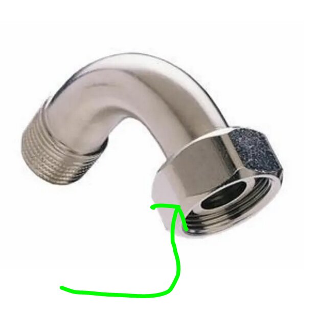 Bilden visar en metallisk 90-graders slangkoppling med en markerad mutter, eventuellt med fel gänga, markerad med en grön pil.