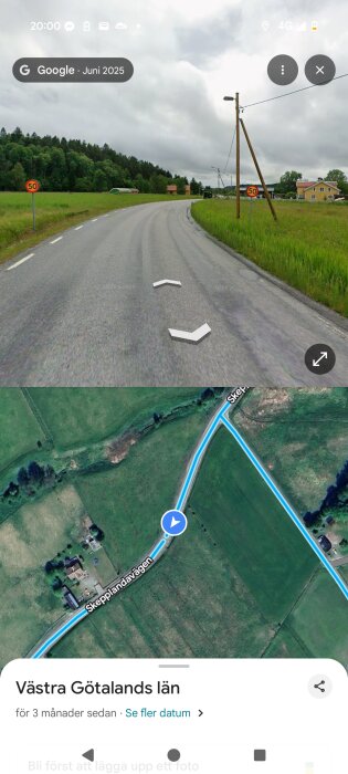 Väg med en stolpe och vajer som tidigare haft ett portstag över en landsväg, i Västra Götaland, bredvid ett 50-skyltsmärke.