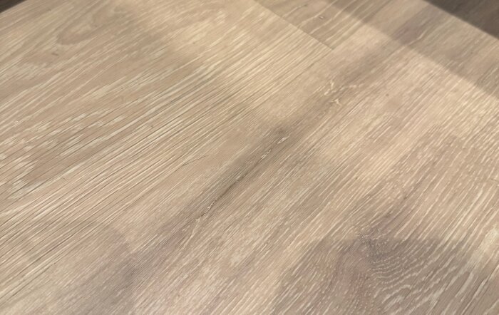 Parkettgolv med synliga glipor mellan brädorna, främst på kortsidorna, efter nyligen utförd golvläggning.