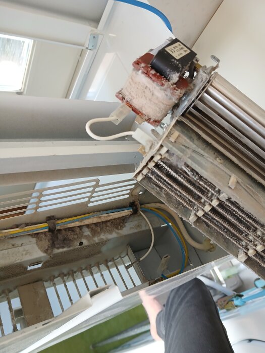 Dammigt värmepaket och fläkt demonterade för rengöring, som löste problem med temperaturreglering.