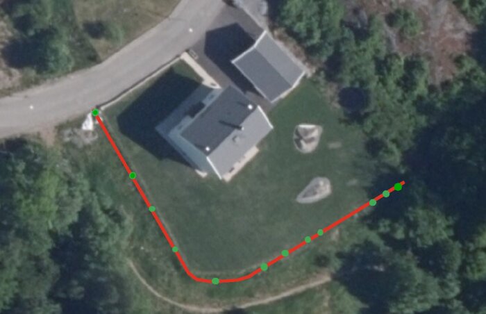 Luftfoto av en tomt med en röd linje som markerar en 80 meters häck och gröna prickar som visar skadade plantor.