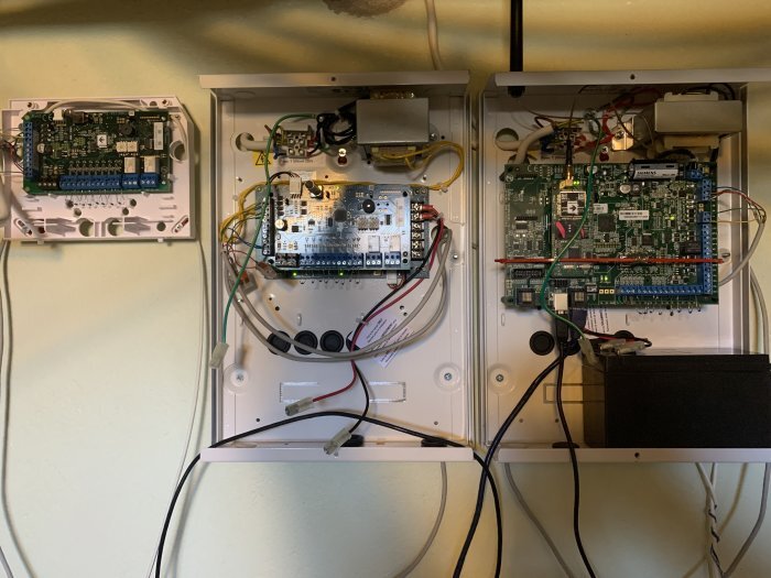 Centralapparat med backuppbatteri 12V 7-17Ah blysyra, äldre modell till höger i bilden, del av larmsysteminstallation.
