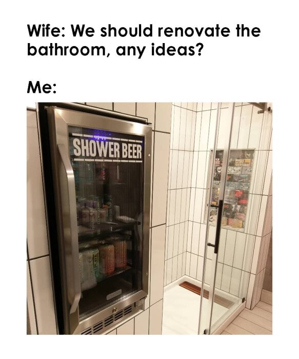 Kylskåp märkt "Shower Beer" inbyggt i ett badrum med duschkabin.