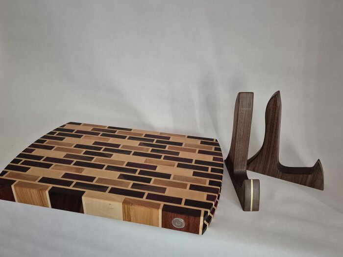 Skärbräda med tegelstensmönster och trästativ behandlat med Osmo hårdvaxolja.