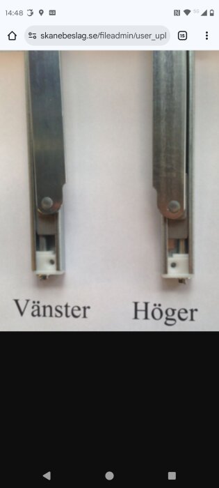 Närbild på två dörrbeslag, märkta "Vänster" och "Höger", placerade för visning av olika fästen och riktningar på låsarmen.