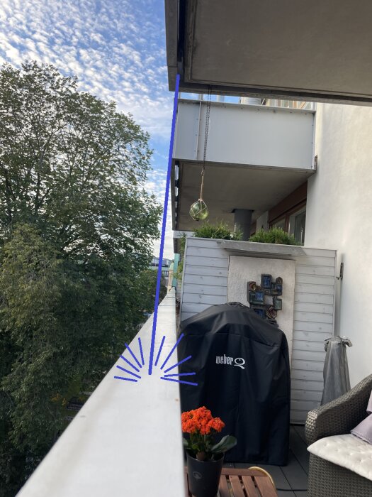 Bilden visar en balkong med ett blått streck och stänkmarkeringar för att illustrera hur vatten droppar och sprids från balkongen ovanför.