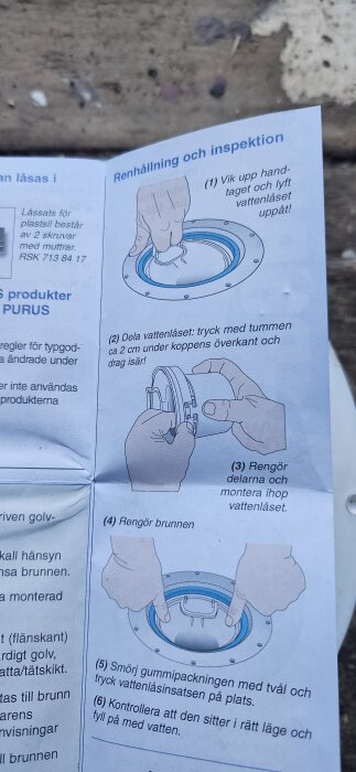 Instruktionsmanual för rengöring och inspektion av vattenlås med bilder av stegvisa anvisningar för montering och underhåll.