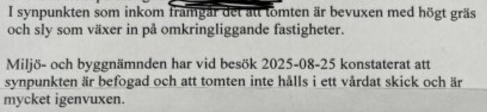 Textutdrag ur ett kommunalt brev som diskuterar en ovårdad tomt bevuxen med högt gräs och sly som påverkar omkringliggande fastigheter.