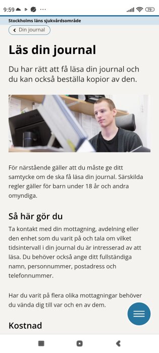 Person som läser på dator vid ett skrivbord inom vårdinformationskontext.