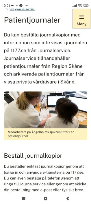 Medarbetare på Ängelholms sjukhus granskar patientjournal vid dator.