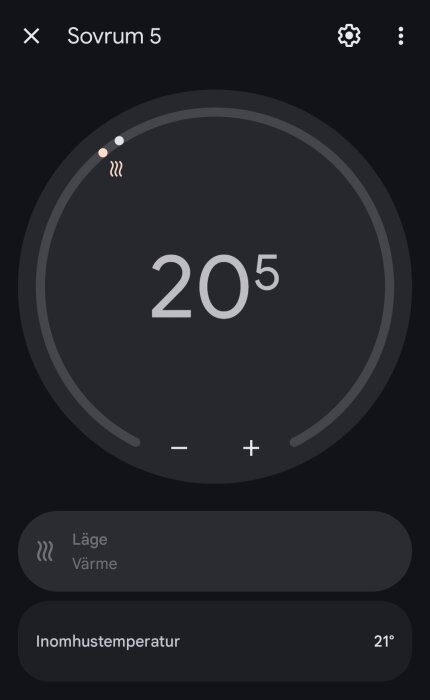 Temperaturinställning för sovrum 5 med nuvarande temperatur 20,5°C och inomhustemperatur 21°C visas på en visuell termostatdisplay.