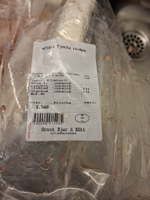 Förpackning med fläsk tjocka revben, etikett visar ursprung och vikt, från Orust Djur & Kött.