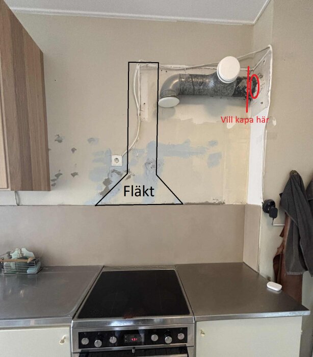 Kök med spis, fläktens placering markerad på väggen, spiralrör till höger med notering "vill kapa här" vid rörets ände.