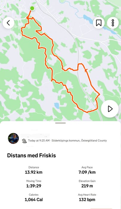 Karta över en löprunda i Söderköping, 13.92 km, med snittfart 7:09/km och 219 m stigning. Beräknad kaloriförbrukning 1064.