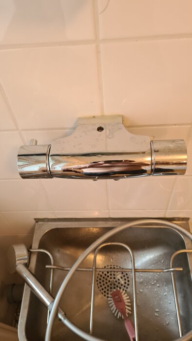 FM Mattsson Garda badkarsblandare överhandfat med synlig duschslang och borste.