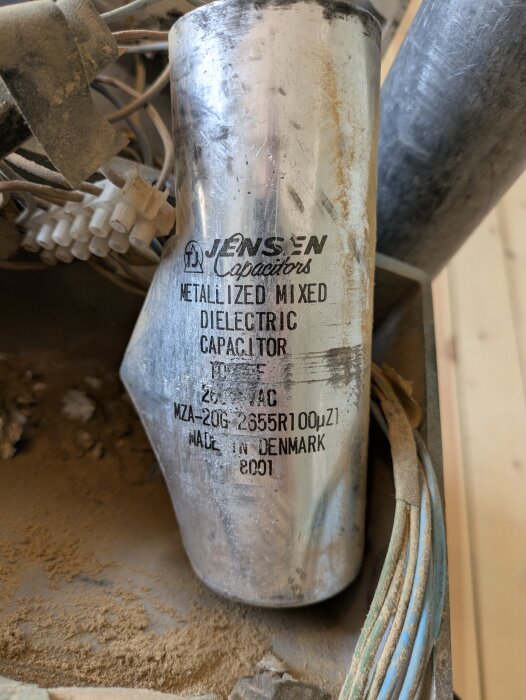 Kondensator från Jensen Capacitors, text skadad, troligen driftkondensator till golvslip Örebro Golvindustri gm-10.
