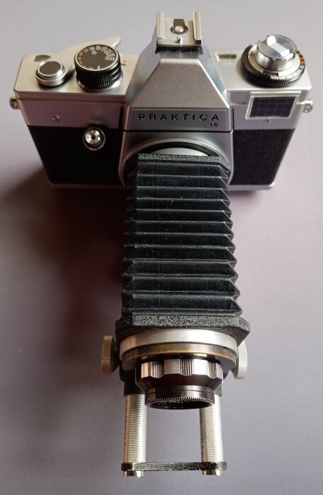 Analog kamera med Novoflex-bälg och makrolins, praktisk för närbilder som kräver fotografiskt kunnande och planering.