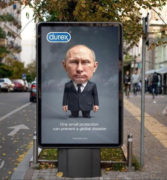 En reklamtavla med en tecknad figur i kostym och texten "One small protection can prevent a global disaster" under logotypen för Durex.