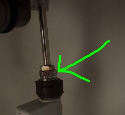 Arrow pointing to a pipe connection in plumbing setup.
