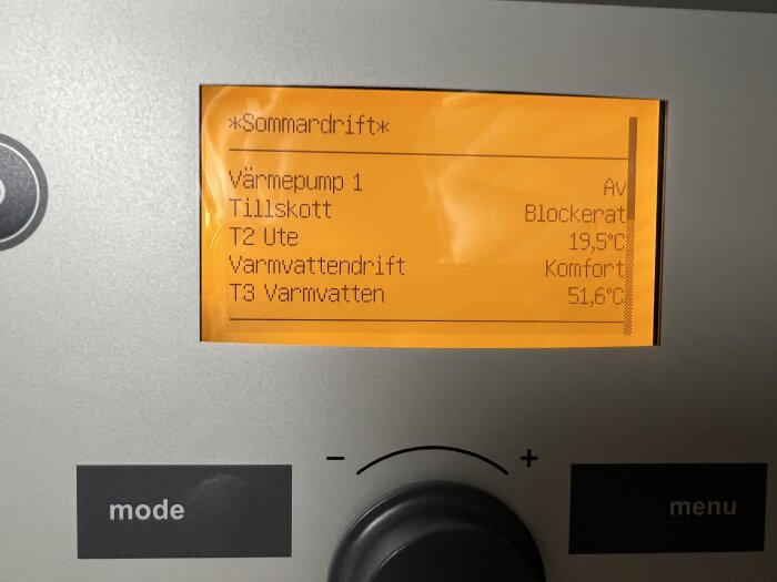 Displayen på en bergvärmepump visar "Tillskott blockerat" och olika temperaturinställningar.