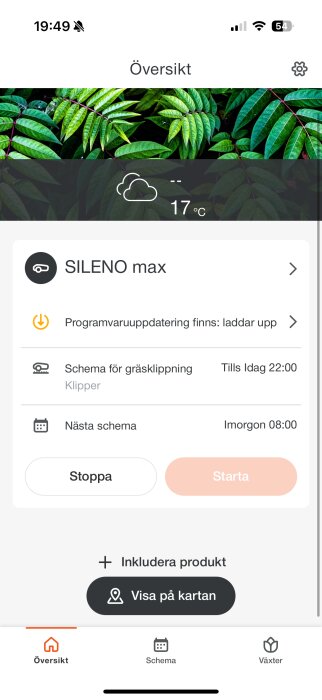 Skärmdump av app som visar gräsklipparens status: "Programvaruuppdatering finns: laddar upp", schema för gräsklippning och väderinfo.