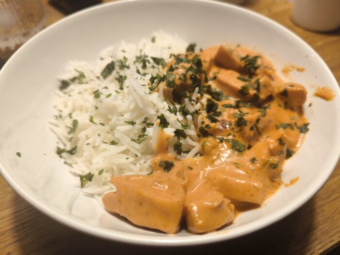 Korvstroganoff med basmatiris serverat i en vit skål, garnerat med örter.