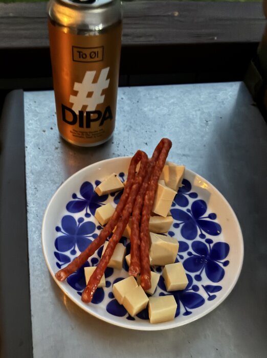 Ölburk och tallrik med ostbitar och snacks på ett bord efter en dags arbete.