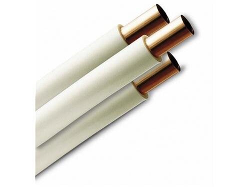 Tre kopparrör isolerade med vit plast, troligen Prisol-rör för tappvatteninstallation.