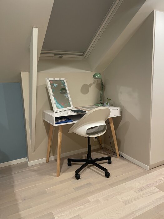 Tonårsrummet med skrivbord, stol och grön lampa. Ny parkettgolv som visar färgskillnad mot äldre brädor syns tydligt.