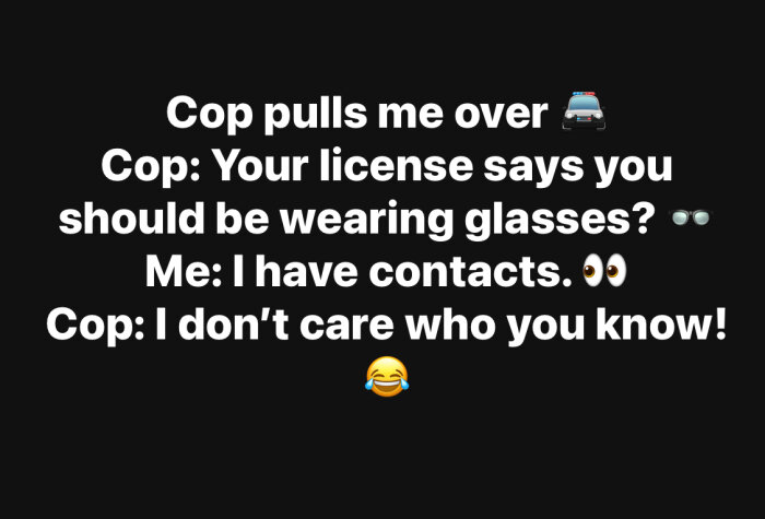 Textbaserad meme med en humoristisk dialog mellan en förare och en polis om att bära glasögon och ha kontakter, avslutad med en skrattande emoji.