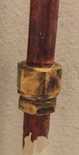 Rödmetallrör med koppling och vitmålad yta, potentiellt Securex.