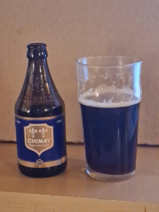 Flaska och glas med Chimay blå öl, en belgisk trappistöl.