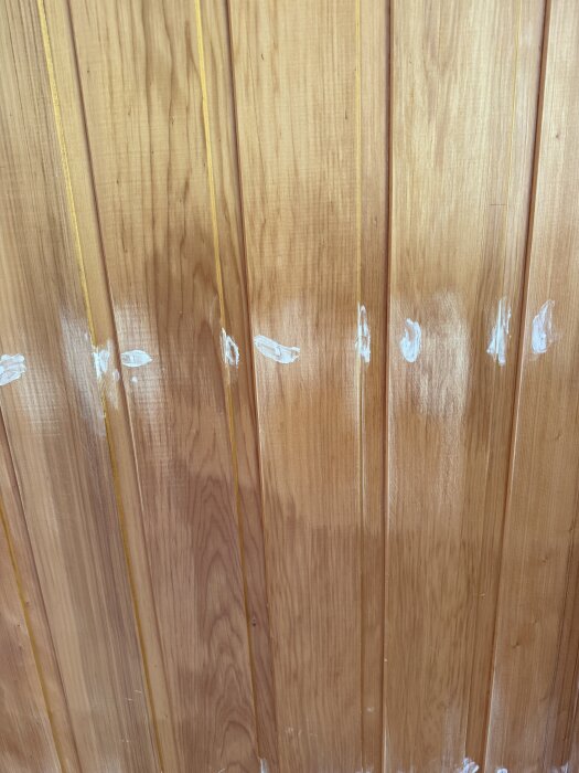 Trävägg med spacklade spikhål, del av renovering av ett rum.