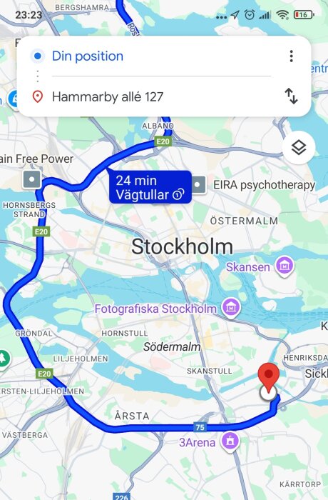 Karta över Stockholm med rutt från din position till Hammarby allé 127 markerad i blått. Tiden för väg med tullar anges som 24 minuter.
