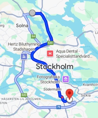 Karta som visar två olika rutter genom Stockholm från Solna till en plats i södra delen av staden.