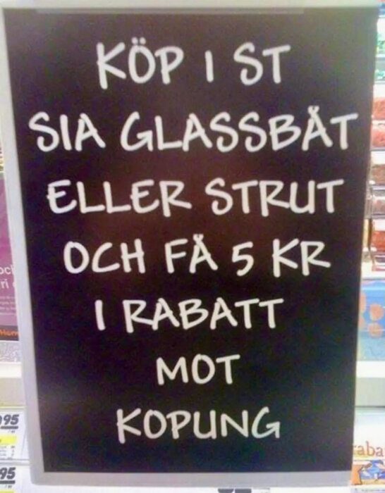Kampanjskylt med text om glassbåt och strut, 5 kr rabatt mot "kopung".