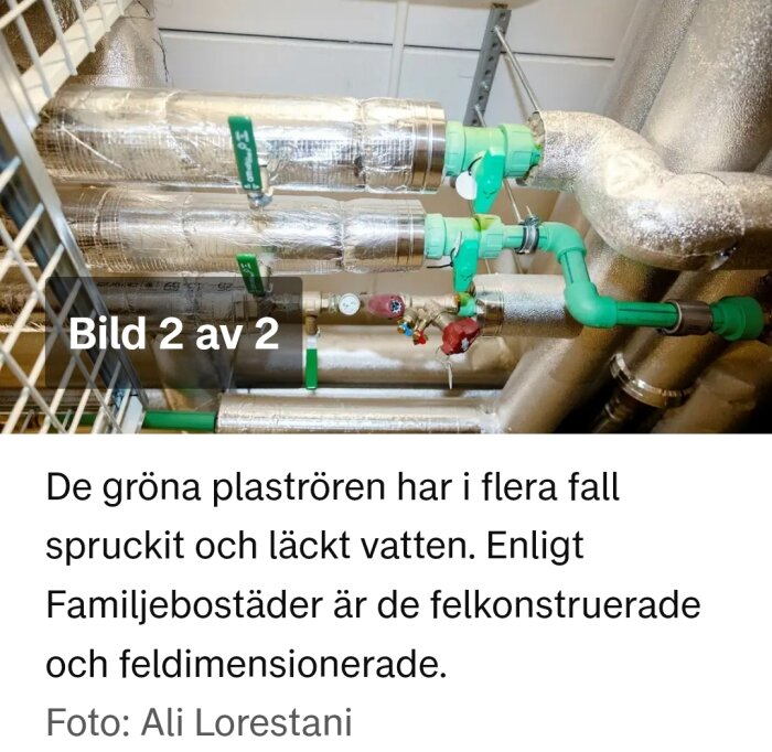 Gröna plast- och metallrör med ventiler och anslutningar inomhus, delvis isolerade med silverfärgad tejp.
