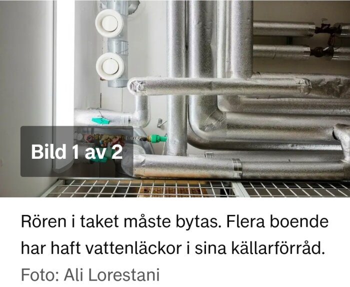 Isolerade metallrör i ett tak med gröna komponenter, diskussion om rörens funktion och eventuella vattenläckor.