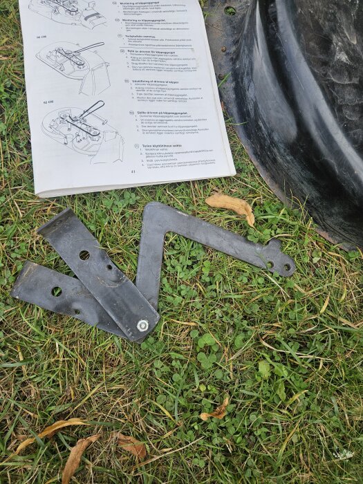 Metallstag och monteringsmanual för klippaggregat på gräs.