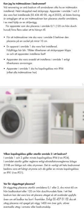En vit tvättmaskin i ett modernt badrum med vita hyllor och olika flaskor.