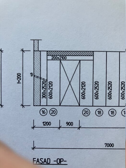 Ritning av en fasadsektion med måttangivelser för balktrappa inklusive lutning och infästningsdetaljer.