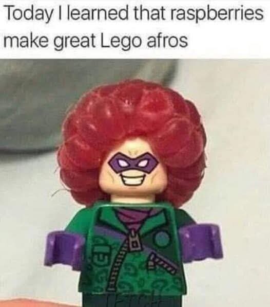 Legofigur med mask och hallon som afrofrisyr.