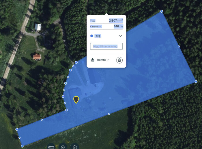 Satellitbild med markerad tomt på 21 807 m², omgiven av skog och gårdar, med mätverktyg från Eniro som visar området och omkretsen.