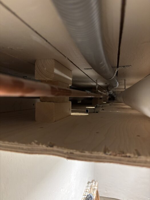 Flexrör och träramar för spotlightsinstallation i badrumstak.