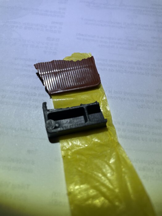 Hemgjort mellanlägg av plast och tejp för fastsättning av diskho.